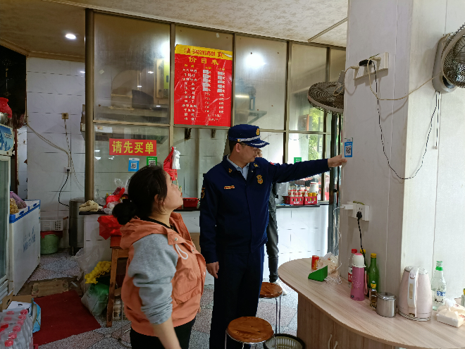 区消防救援大队对沿街门店开展消防安全检查(图2)